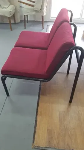Sofá vermelho: 80(p) x 110(l) x 80(a)