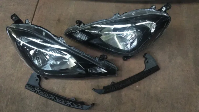 Farol máscara negra Honda New Fit 