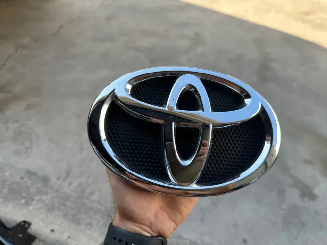 Emblema Grade Frontal Hilux 2016/20 (753120k070) Original