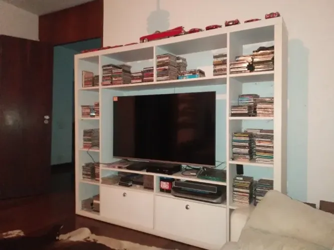 Estante branca com diversos nichos