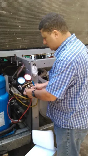 Serviço de instalação, manutenção e conserto de Ar condicionado e refrigeração industrial.