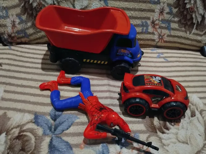 Kit de brinquedos: caminhão, carrinho e Homem-Aranha