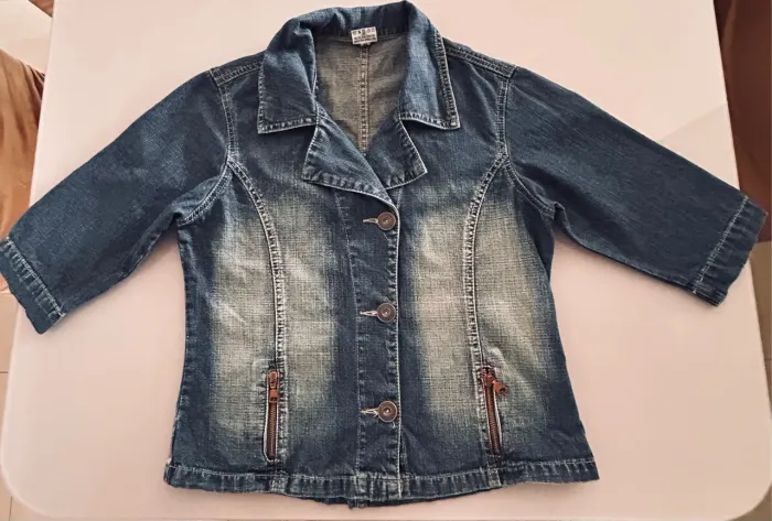 Jaqueta Jeans Feminina com Detalhes e Zíperes