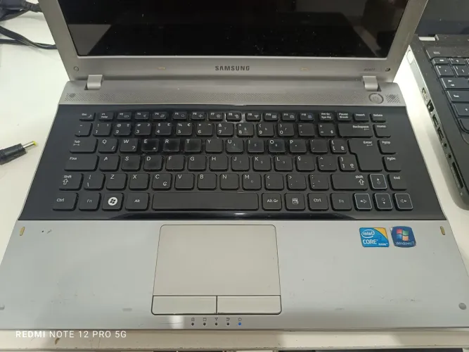 Notebook Samsung i3 4 gb SSD (mod RV411)
