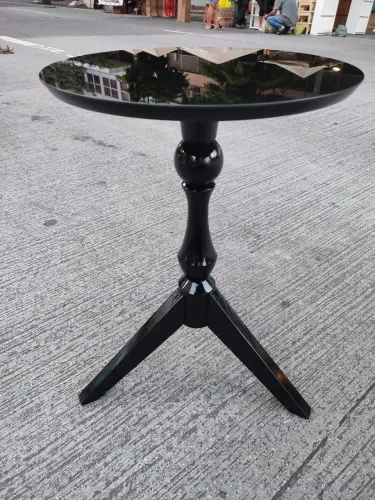 Mesa de coluna torneada de vidro laqueado