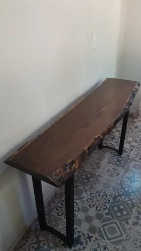 Aparador/Rack de Madeira Rústica com Base de Aço