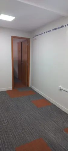 Alugo excelente sala comercial no Tyrol Business Center