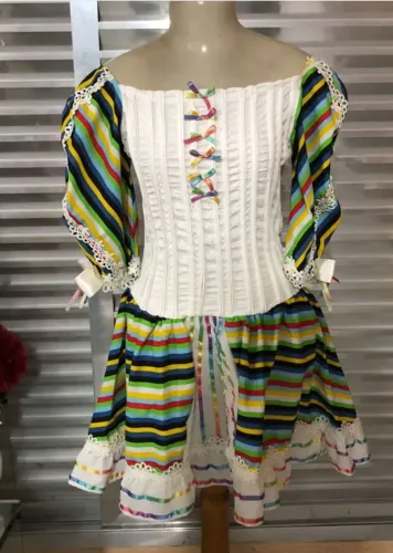 VESTIDO JUNINO BRANCO C/ LISTRAS COLORIDAS TAM. M (ADULTO)
