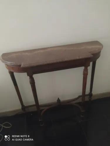 Aparador com tampo de mármore