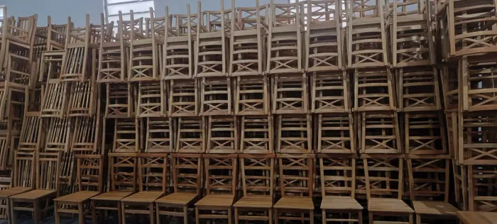 Cadeiras de madeira eucalipto branco lote com 40 uns. $ 7.499,00