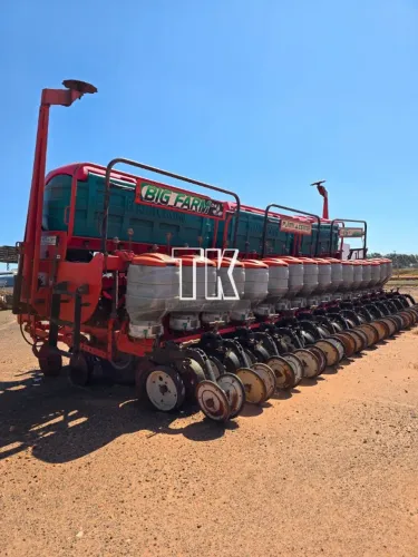 PLANTADEIRA DE GRÃOS 15 LINHAS ARTICULADA PLANTI CENTER BIG FARM G4 - Tk Tratores Nova And