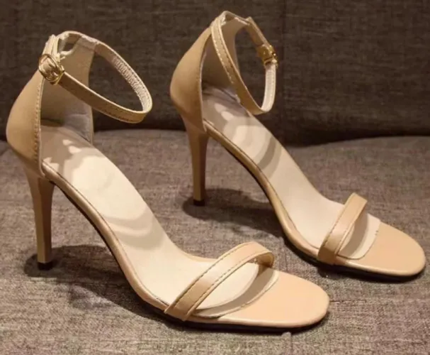 Sandália de salto fino 