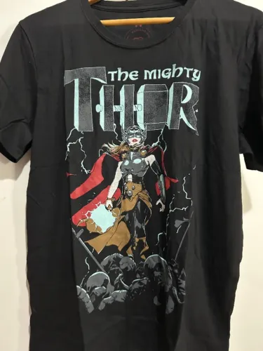 Camiseta A Poderosa Thor Marvel Vingadores Nerd Geek Omelete Box Tam.M Preta (Nunca usada)
