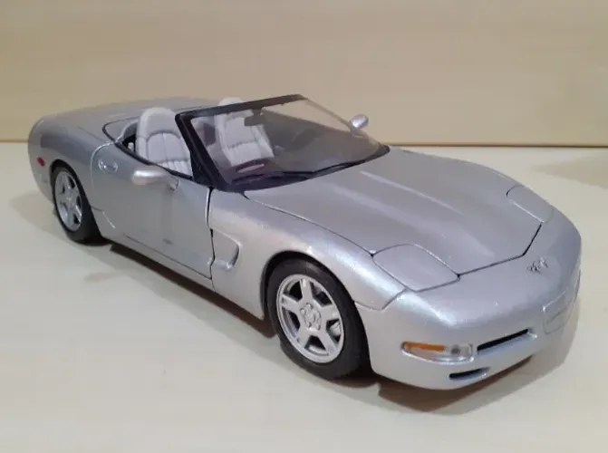 Miniatura Chevrolet Corvette 1998 1/18 Maisto
