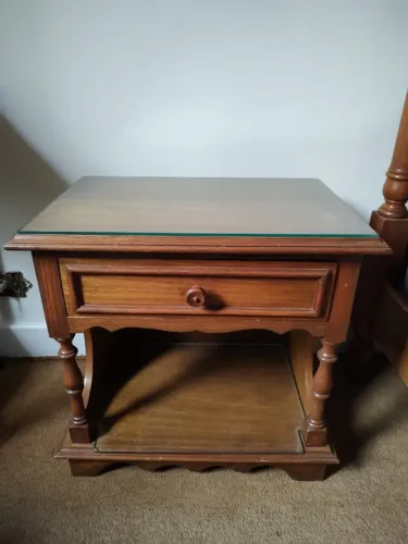 Mesa de Cabeceira Maciça em Cerejeira