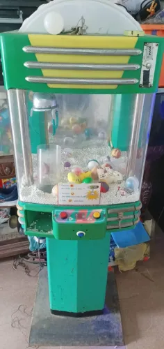 Máquina de pegar pelúcias com defeito