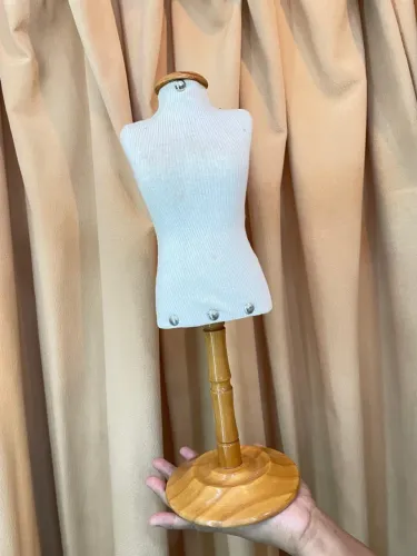 Mini manequim para exposição de bijuterias e cordões 