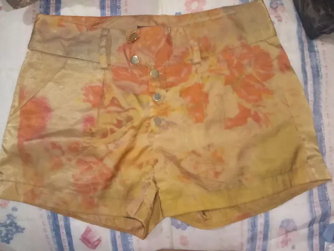 Shorts Dourado com Estampa Floral