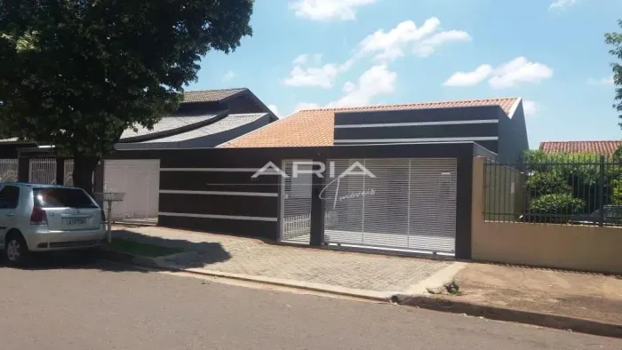 Duas casas à VENDA no mesmo terreno, no jardim Bandeirantes, oeste de Londrina.