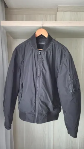 Jaqueta DKNY Jeans Bomber cor Preta Tamano G