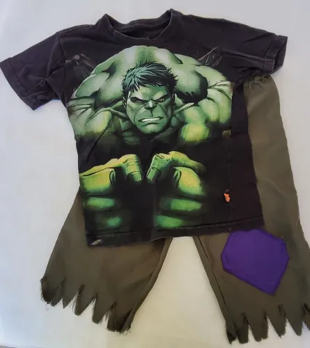 Fantasia Hulk tamanho 10, mas veste bem meninos até 7 anos)