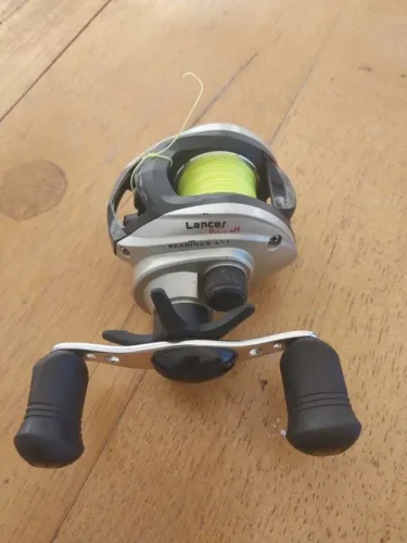 Conjunto Pesca - (CARRETILHA SAINT PLUS + VARA SHIMANO + ISCAS ARTIFICIAIS_ - Oportunidade