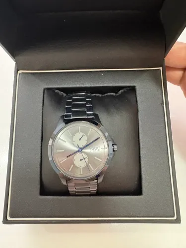 relógio Hugo Boss azul metálico, original. nunca usado. com todos os elos e certificado