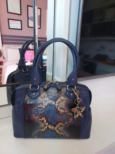 Bolsa Victor Hugo Azul com Estampa de Cobra