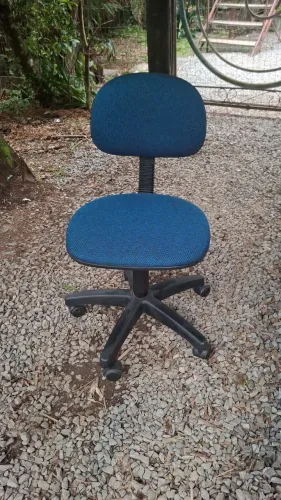 Cadeira de escritório. giratória,  levanta e abaixa 