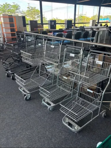 Carrinhos de supermercado novos