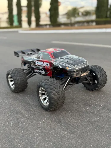 Carro de controle remoto a combustão traxxas revo
