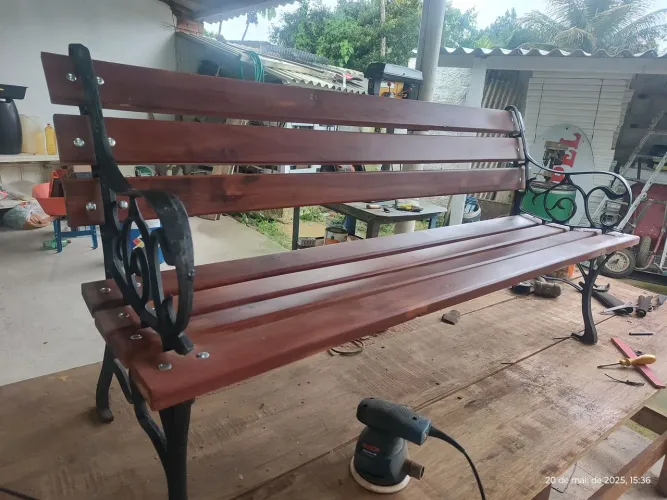Banco de madeira com detalhes em ferro fundido