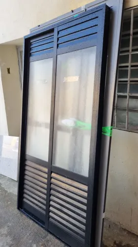 Porta balcão 1,15x,2,15 Com veneziana