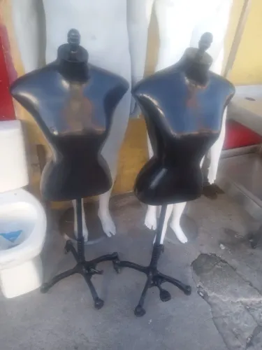 Manequins Femininos Busto Preto com rodízio 