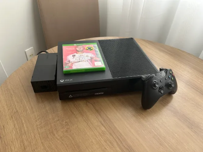Xbox one(em bom estado,é bom funcionamento - um controle(sem o rt) e um FIFA 20 de graça