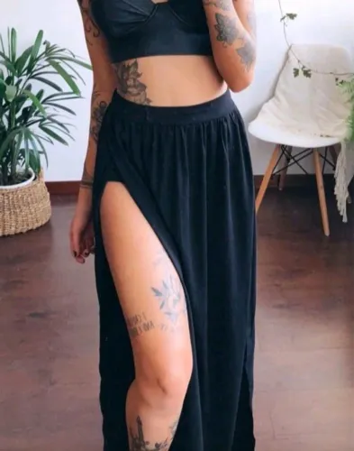 Saia longa na cor preto com fenda dos dois lados 