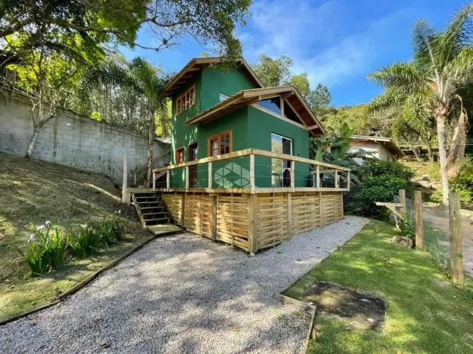CASA A VENDA NA PRAIA DA FERRUGEM EM GAROPABA