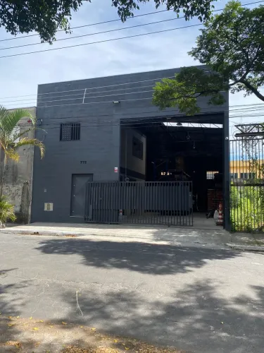 Galpão/Depósito/Armazém para aluguel possui 320 metros quadrados