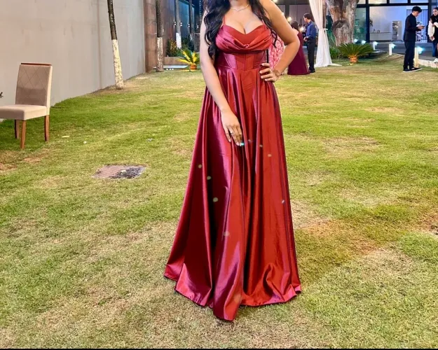 Vestido de festa marsala