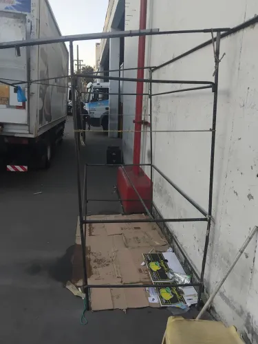 Vendo minha banca de ferro de camelô medida 4x3 completa com a lona nova e a mercadoria