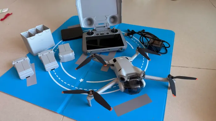 Drone DJI Mini 4 Pro Fly More Combo Plus com acessórios