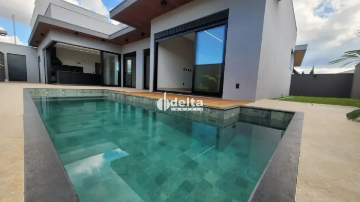 Casa em condomínio com 3 quartos, sendo 2 suítes, disponível para venda no bairro Granja M
