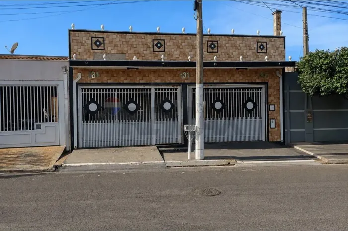 Casa ampla e muito bem localizada