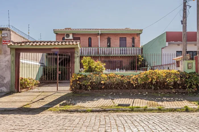 Casa geminada em Av. principal do Laranjal - OPORTUNIDADE INCRÍVEL