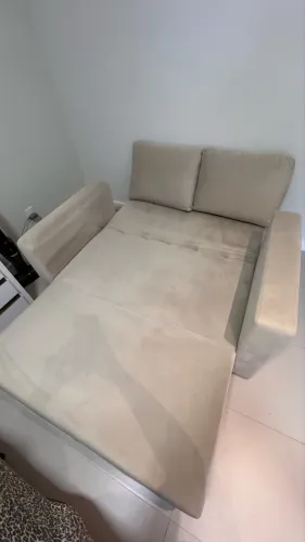 Sofá cama em estado de novo.