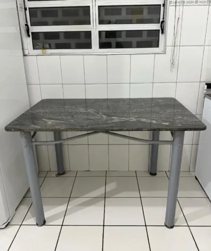 Mesa com tampo de granito