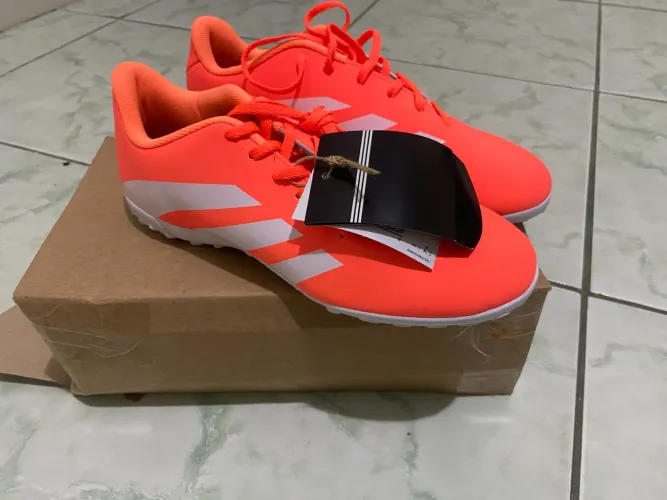 Chuteira society adidas predatór Ess25 unissex ( nunca usada )
