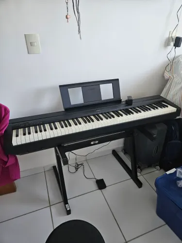 Piano P45 Yamaha + Pedal + Suporte