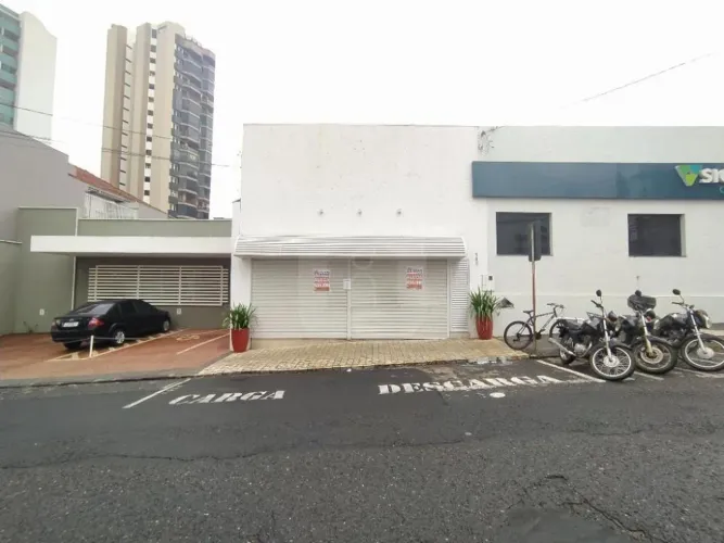 Cômodo comercial para locação no Centro.