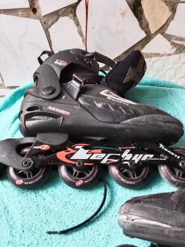 Patins adulto acho que e 42 a 43 o número